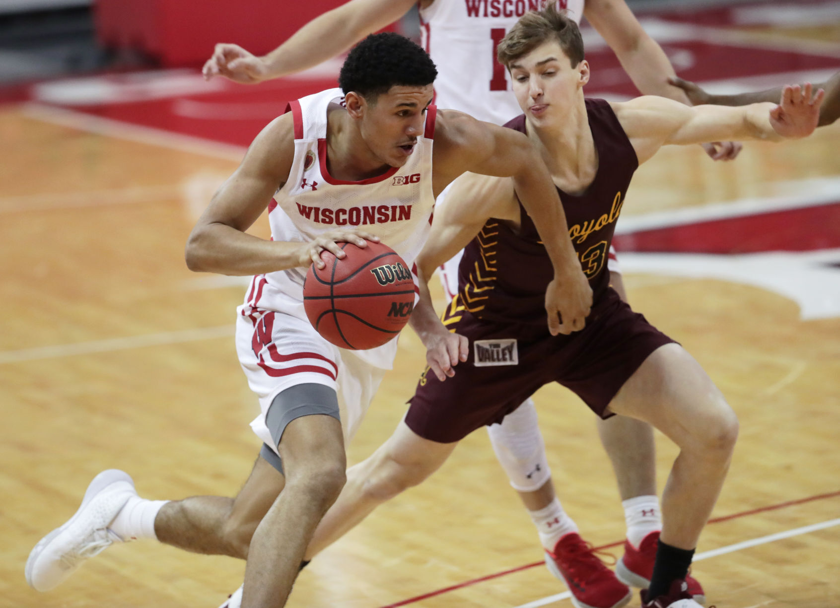 UW 77, Loyola Chicago 63